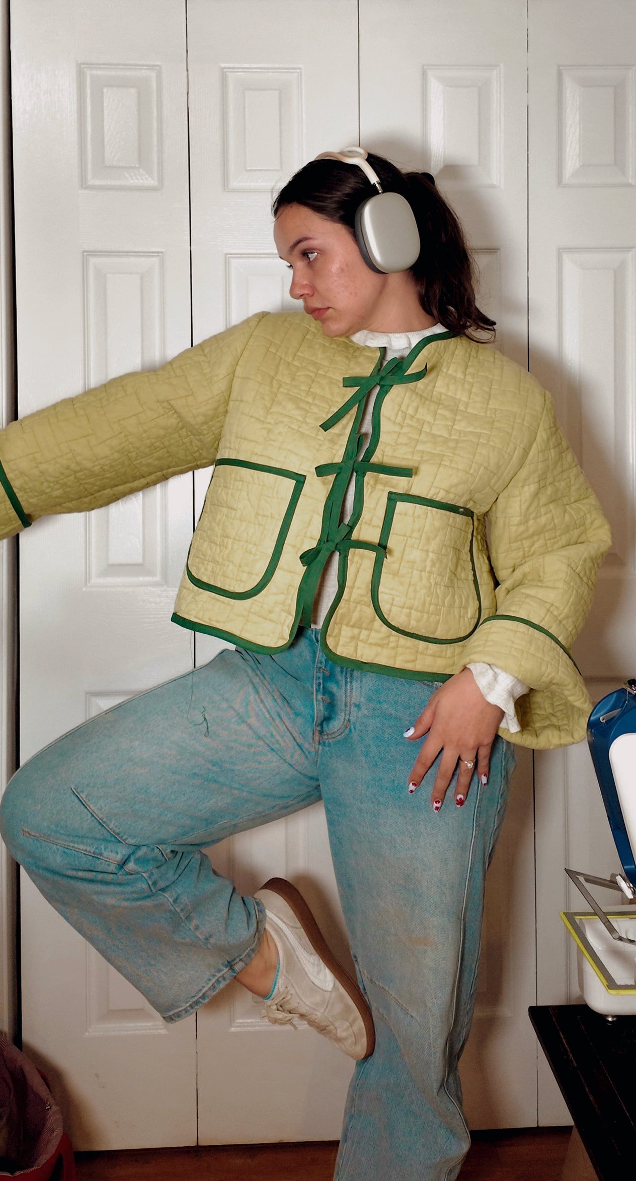 Wavy jacket with bow closures