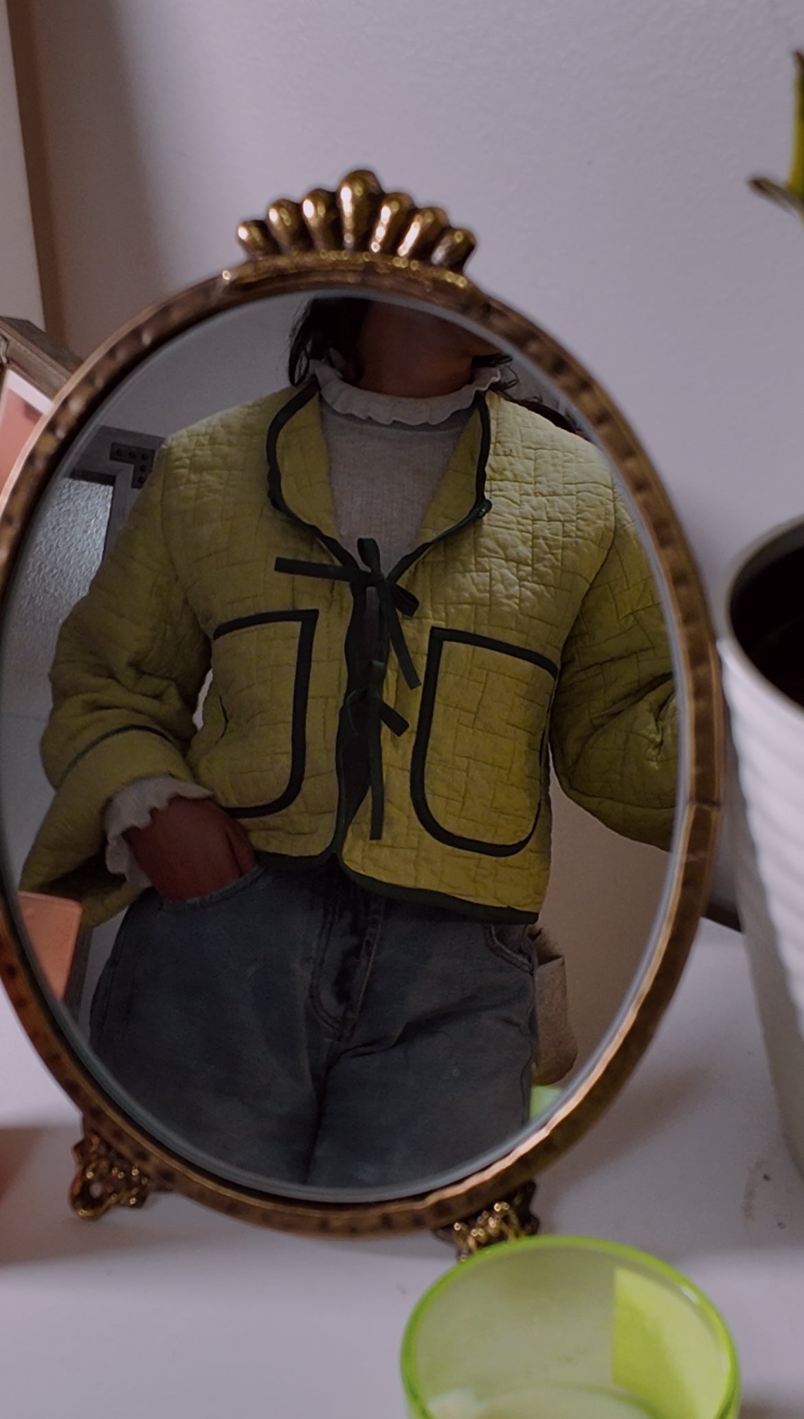 Wavy jacket with bow closures