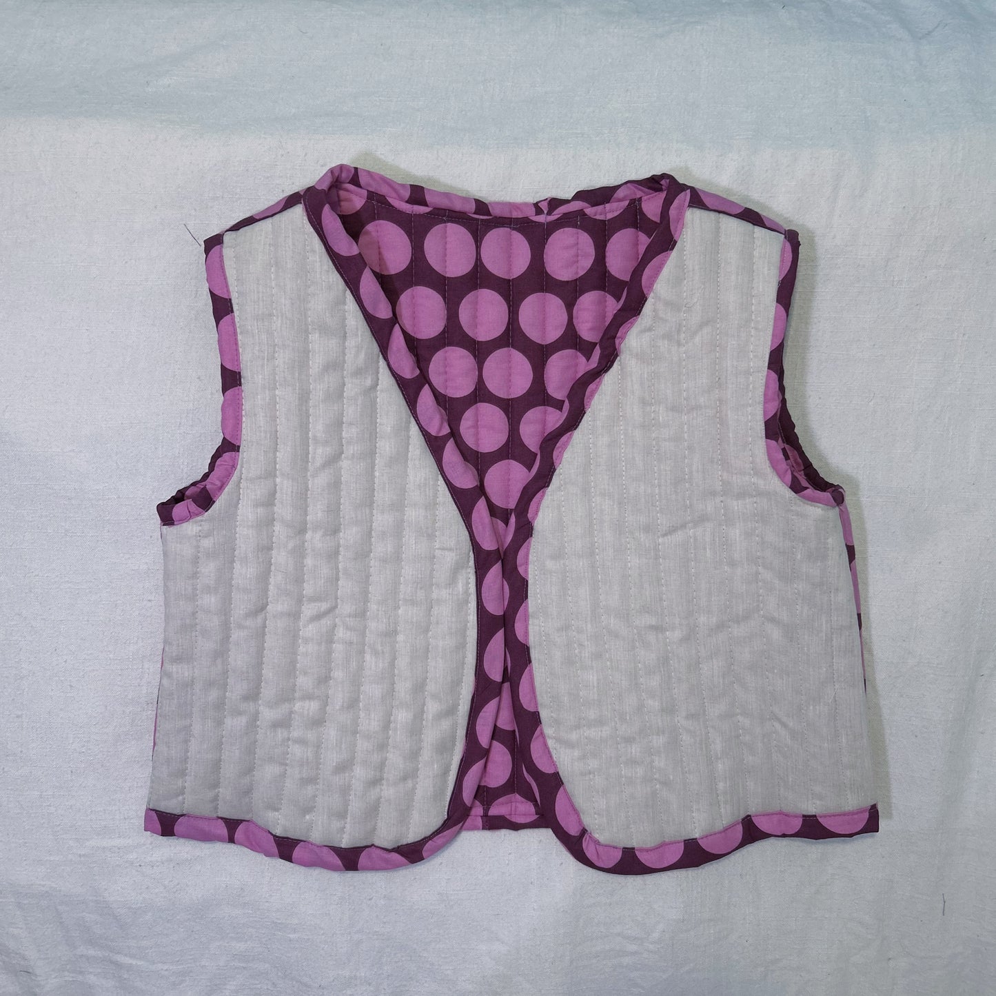 Reversible sleeveless vest (pink polka-dot)